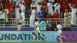 Selebrasi para pemain Timnas Oman setelah Muhsen Al Ghassani menjebol gawang Kirgistan pada laga ketiga Grup F Piala Asia 2023 di Abdullah bin Khalifa Stadium, Doha, Qatar, Kamis (25/1/2024). (AFP/Karim Jaafar)