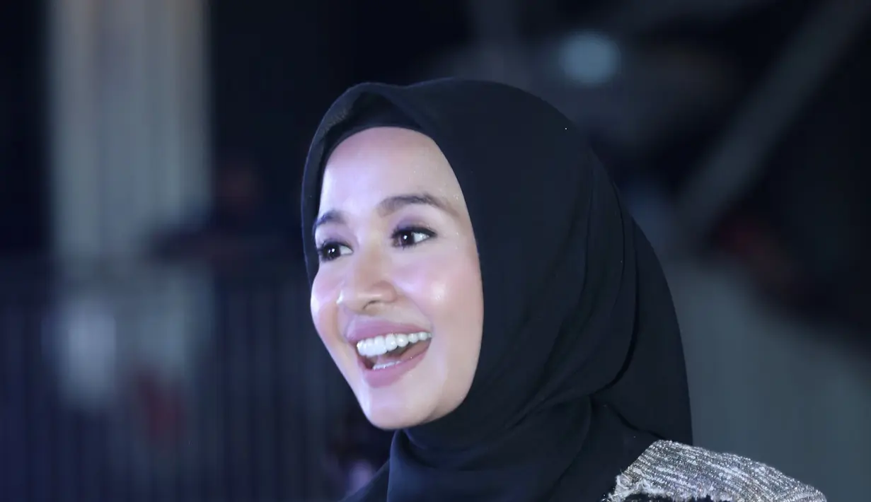 "Sesuatu yang halal harus disegerakan, doa ibu semoga itu jelas terjadi neng amiiiin," tulis Melly Goeslaw dalam komentar foto Laudya Cynthia Bella dan Afifudin Kalla. (Galih W. Satria/Bintang.com)