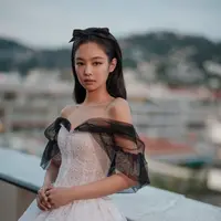 Pelantun lagu Solo itu mengenakan off-shoulder dress dengan sentuhan tulle hitam pada bagian lengan. [Foto: Twitter/NEWSJENNIE].