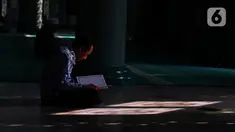 Umat Islam bertadarus Al-Quran di Masjid Raya Al-Azhom, Kota Tangerang, Senin (18/42022). Umat Islam memanfaatkan waktu untuk memperbanyak ibadah dengan membaca dan mengkhatamkan Al-Quran untuk meningkatkan amal ibadah pada bulan Ramadhan. (Liputan6.com/Angga Yuniar)