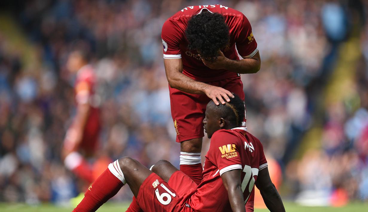 Penyerang Liverpool, Sadio Mane, kecewa usai melanggar kiper Manchester City, Ederson Moraes, pada laga Premier League di Stadion Ettihad, Manchester, Sabtu (9/9/2017). Akibat insiden ini Ederson mengalami luka parah. (AFP/Oli Scarff)