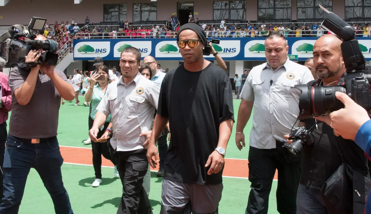 Eks Striker Barcelona, Ronaldinho tiba di Stadion Nasional di San Jose sebelum pertandingan persahabatan melawan mantan pemain Kosta Rika, (4/8). (AFP Photo/Ezequiel Becerra)