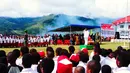 Suasana upacara pengibaran bendera di Kantor Pemerintah Kabupaten Jayawijaya, Provinsi Papua, Kamis (17/8). Upacara yang diikuti petugas pukesmas beserta jajarannya itu memperingati HUT ke-72 Republik Indonesia. (Foto: Fitri Haryanti Harsono)