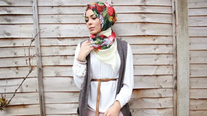 Tetap Elegan dengan Hijab Feminim Vintage Style