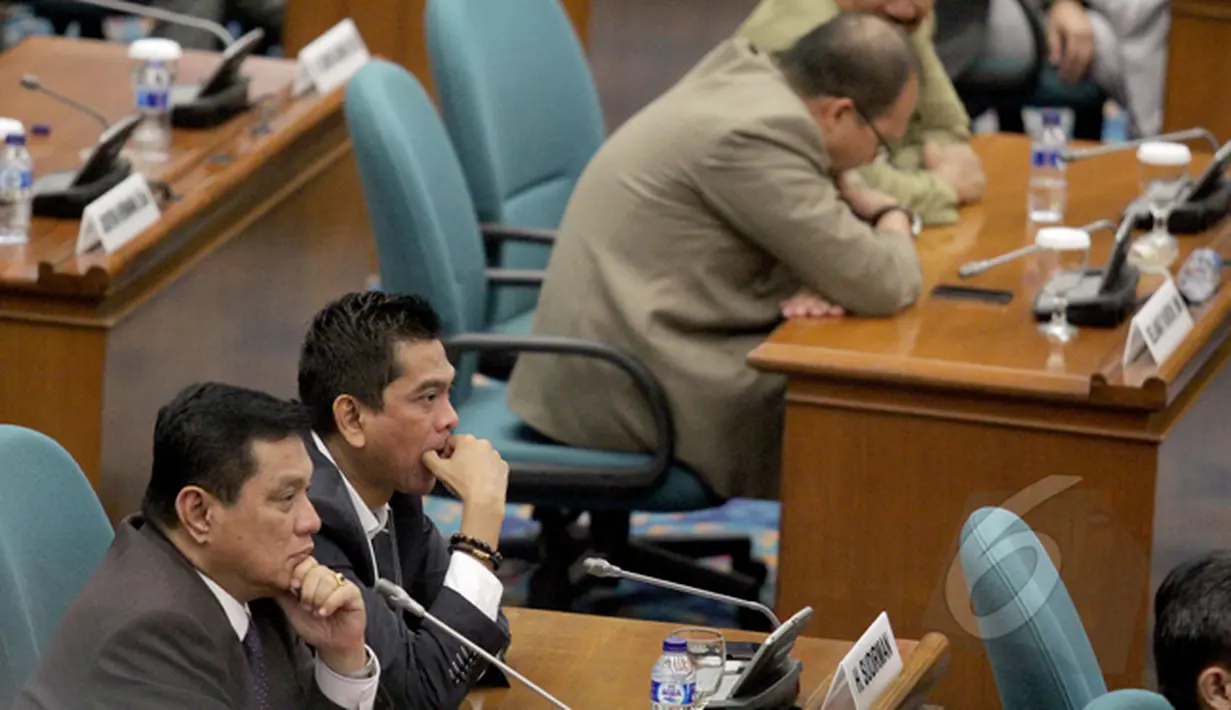 Sejumlah anggota DPRD saat mengikuti sidang paripurna di Gedung DPRD DKI Jakarta, Kamis (26/2/2015). Sidang tersebut  untuk melakukan penyelidikan atas dugaan pelangggaran yang dilakukan Gubernur Basuki T Purnama. (Liputan6.com/Faizal Fanani)