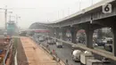 Kendaraan melintas di bawah jalan Tol layang Jakarta-Cikampek II (Elevated), di Bekasi, Jawa Barat, Selasa (17/12/2019). Tol Layang Japek II mulai beroperasi untuk kendaraan golongan I tanpa tarif dengan minimum kecepatan 60 km dan Maksimum 80 km per jam. (Liputan6.com/Zulfikar Abubakar)