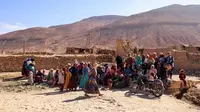 Penyintas gempa menunggu bantuan, pasca gempa berkekuatan 6,8 SR, di desa Ighil Ntalghoumt, Maroko. REUTERS/Nacho Doce