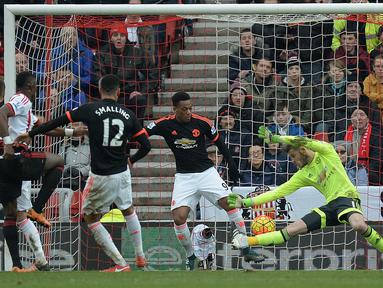 Kiper Manchester United, David De Gea, mencetak gol bunuh diri setelah gagal membendung serangan pemain Sunderland dalam laga Liga Inggris di Stadium of Lights, Sunderland, Sabtu (13/2/2016) malam WIB. (AFP/Oli Scarff)