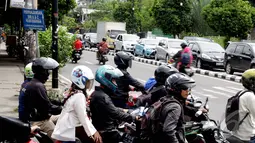 Sejumlah kendaraan roda dua melintasi Jalan Garuda saat uji coba larangan motor diperluas oleh Pemprov DKI, Jakarta, Selasa (6/1/2015). (Liputan6.com/Faizal Fanani)