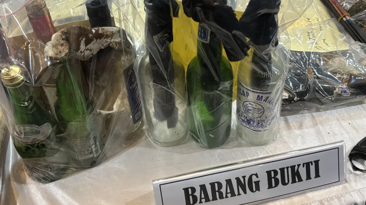 Barang bukti bom molotov yang diamankan pihak kepolisian.
