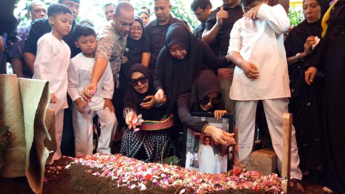 Pemakaman kakak penyanyi Syahrini. (Liputan6.com/Achmad Sudarno)