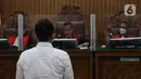 Majelis Hakim Pengadilan Negeri (PN) Jakarta Selatan saat membacakan vonis untuk Chuck Putranto, terdakwa perintangan proses penyidikan terkait pengusutan kasus pembunuhan berencana terhadap Nofriansyah Yosua Hutabarat atau Brigadir J, Jumat (24/2/2023). Dalam kasus ini, Chuck Putranto dinilai terlibat perintangan proses penyidikan bersama dengan Ferdy Sambo, Hendra Kurniawan, Agus Nurpatria, Arif Rachman Arifin, Baiquni Wibowo, dan Irfan Widyanto. (Liputan6.com/Herman Zakharia)