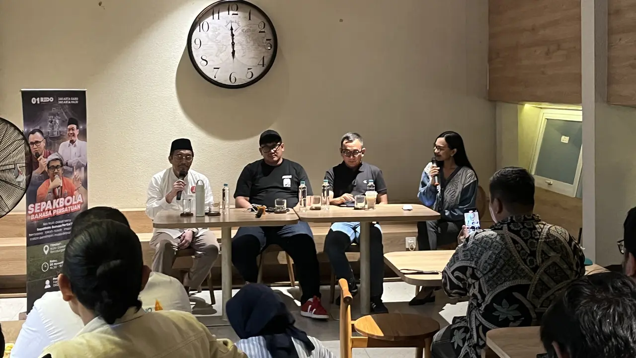Calon Wakil Gubernur Jakarta nomor urut 1 Suswono saat menjawab pertanyaan Ketua Umum The Jakmania Diky Soemarno dalam acara diskusi bertajuk ‘Sepakbola Bahasa Persatuan’ di Kafe Gamat, Bendungan Hilir, Jakarta Pusat, Rabu (20/11/2024).