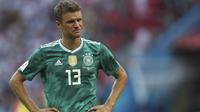 Thomas Muller menangis saat timnya kalah dari Korea Selatan pada laga grup F Piala Dunia 2018 di Kazan Arena, Kazan, Rusia, (27/6/2018). Jerman kalah 0-2 dari Korea Selatan. (AP/Thanassis Stavrakis)