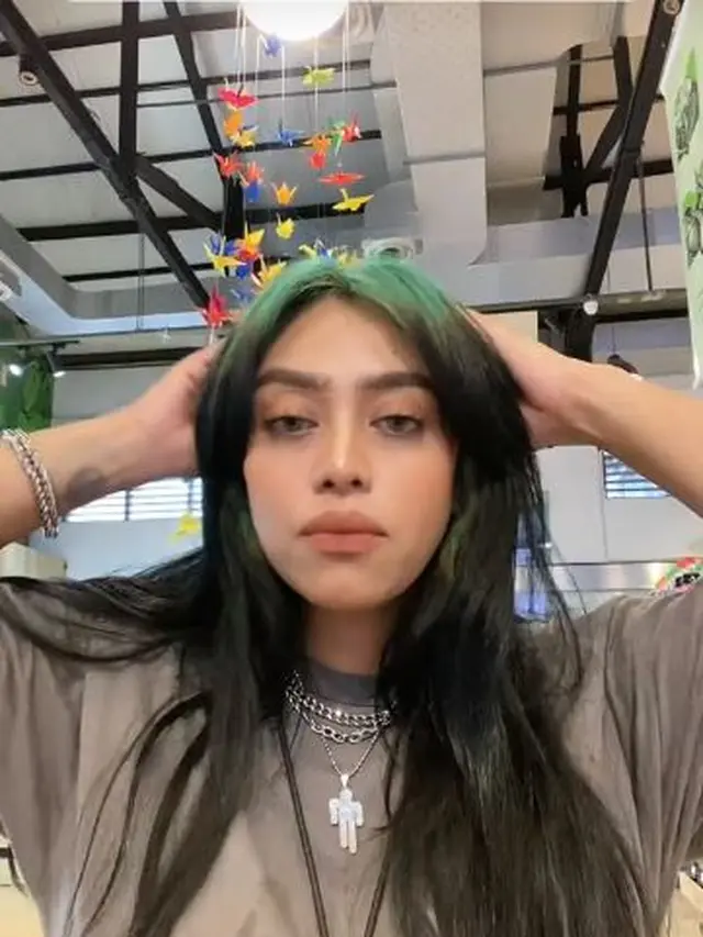 6 Potret Dinda Metalyana, Cewek Viral yang Mirip Billie Eilish Versi Suka Mi Ayam
