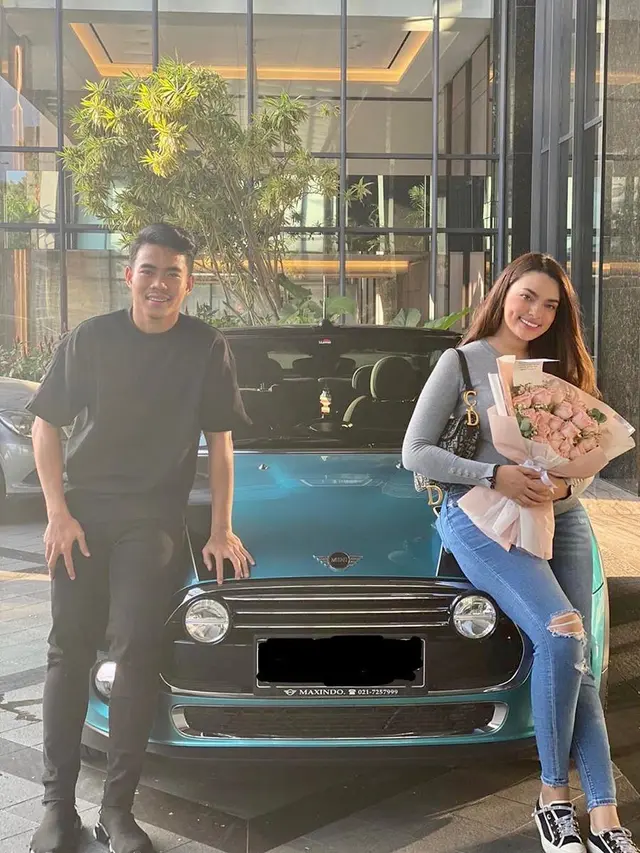 Momen Nurhidayat Haris Beri Pacar Kado Mobil Mewah