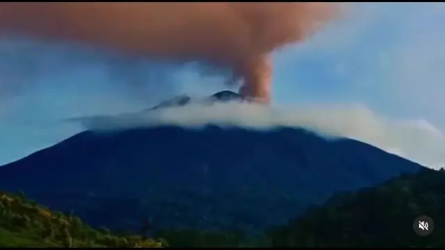 Ada Kepulan Asap di Puncak, Gunung Kerinci Tutup Sementara Jalur Pendakian