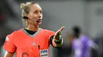 Wasit utama Tori Penso saat memimpin laga Grup H Piala Dunia Antarklub 2025 antara Al Ain melawan Juventus di Audi Field, Washington, Amerika Serikat, Kamis (19/06/2025). (AFP/Roberto Schmidt)