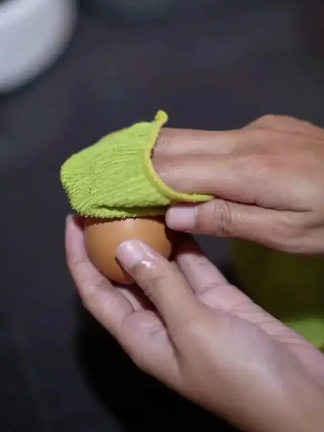 Jangan Dibilas, Begini Cara Tepat Bersihkan Telur Agar Tetap Awet dan Higienis