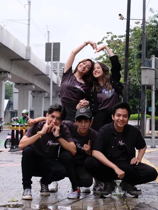 Ini adalah potret kompak para pemain film Mariposa tahun 2020 sebelum Prilly Latuconsina bergabung di film 12 Cerita Glen Anggara. Kesuksesan film Mariposa terntunya tak lepas dari kekompakan para pemain. Chemistry persahabatan yang dibangun oleh para pemain rupanya sampai ke hati penonton dan terbawa hingga dunia nyata. (Liputan6.com/IG/@danniasalsabilla)