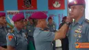 Citizen6, Sidoarjo: Komandan Brigade Infanteri-1 Marinir Kolonel Marinir Amir Faisol memimpin serah jabatan Wadan Brigif-1 Maryang di Loby Brigif-1 Mar Trian Mar R. Suhadi Sidoarjo, Senin (24/10). (Pengirim: Budi Abdillah)