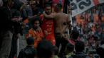 Pemain Persija Jakarta, Emaxwell Souza merayakan golnya dengan penonton yang hadir pada laga pekan terakhir BRI Super League 2025/2026 pada Sabtu (23/5) sore WIB. (Bola.com/Abdul Aziz)