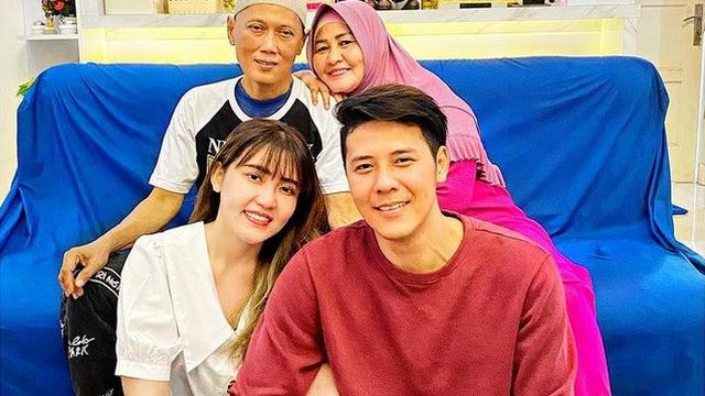 Sudah Lamaran, Ini 6 Momen Kedekatan Chevra Yolandi dan Keluarga Via Vallen