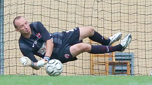 Siapa Kiper Paling Pantas Dijuluki "Spiderman" di ISL 2014?