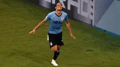 Penyeraeng Uruguay, Edinson Cavani berselebrasi usai mencetak gol ke gawang Portugal pada babak 16 besar Piala Dunia 2018 di Stadion Fisht, Sochi, Rusia (30/6). Cavani mencetak dua gol dan Uruguay menang 2-1 atas Portugal. (AP Photo/Darko Vojinovic)