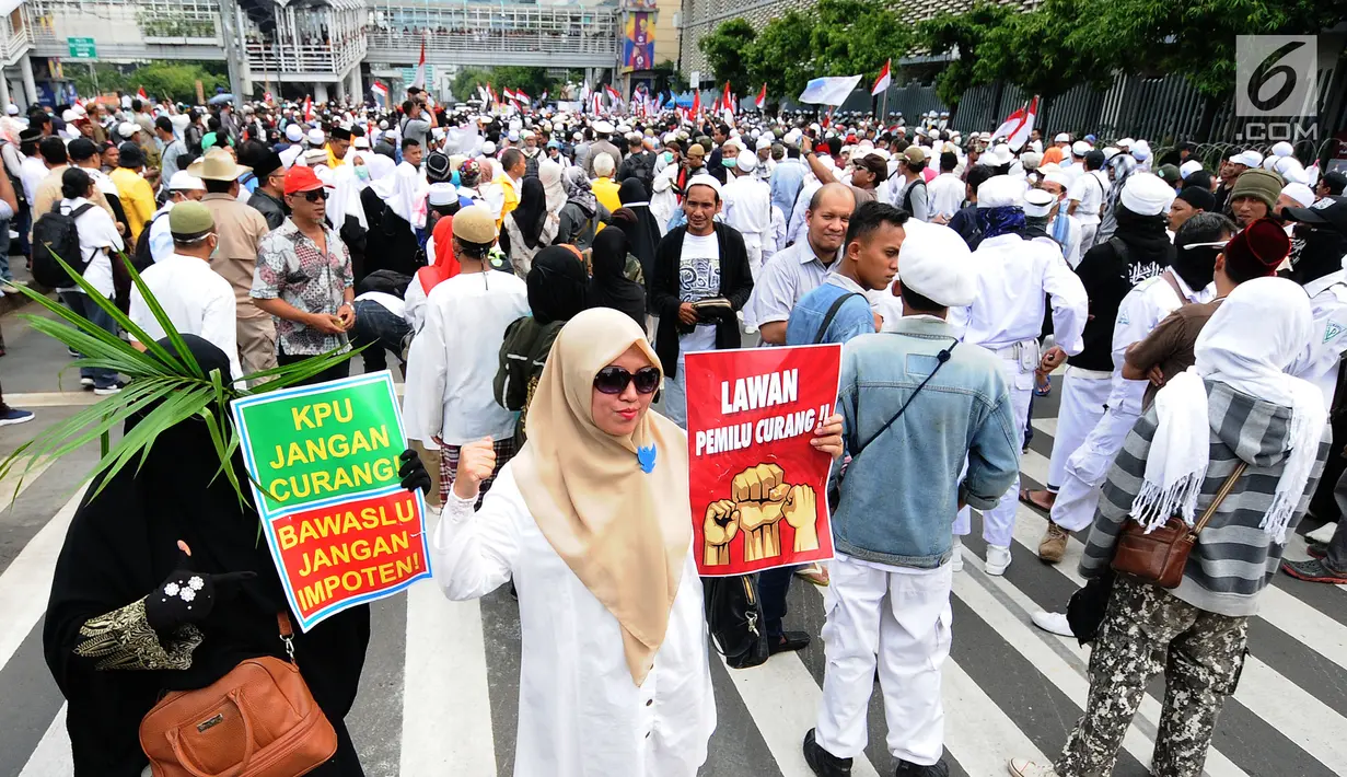Massa aksi yang tergabung dalam Persaudaraan alumni 212 atau PA 212 melakukan aksi damai di depan gedung Bawaslu, Jakarta, Jumat (10/5/2019). Pada aksinya mereka melaporkan kecurangan pemilu yang merugikan Capres dan Cawapres 02 dan menuntut Bawaslu untuk tetap netral. (Liputan6.com/Herman Zakharia)