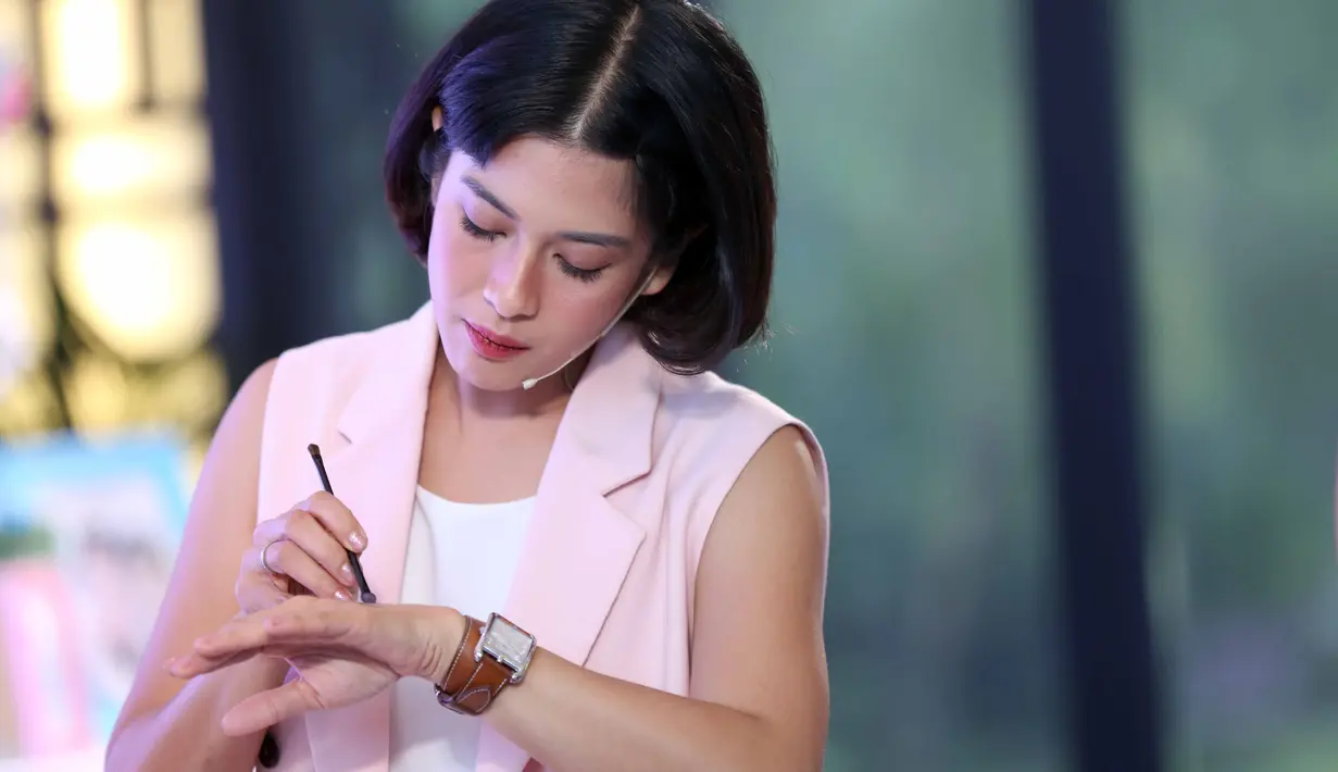 "Yang merasa cantik yah memang merasa. Pertanyaannya gimana caranya bisa terlihat cantik? Pertanyaan itu dijawab, orang yang merasa cantik nyaman dengan diri sendiri dan jadi diri sendiri," imbuhnya. (Nurwahyunan/Bintang.com)