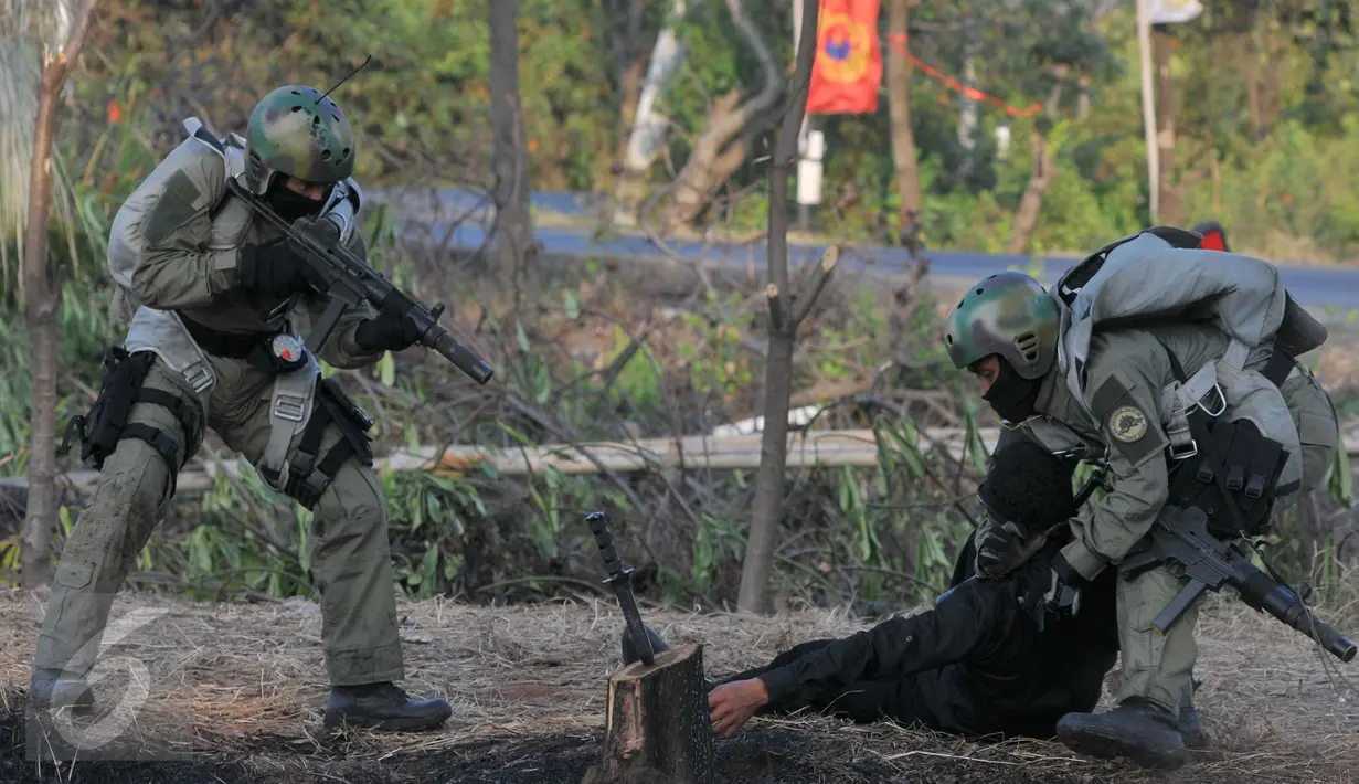 Prajurit mendemonstrasikan serangan kilat  saat peresmian markas baru Batalyon Intai Amfibi - 2 Korps Marinir, Jakarta, Jum'at (26/6/2015). Beragam atraksi militer diperagakan dalam acara tersebut. (Liputan6.com/Andrian M Tunay)