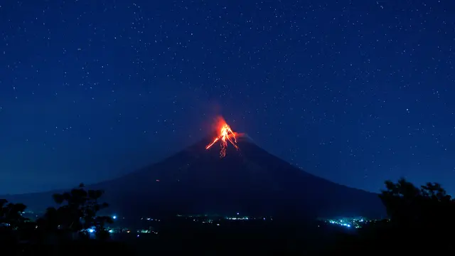 Pemandangan saat Lava Panas Menuruni Puncak Gunung Mayon Filipina