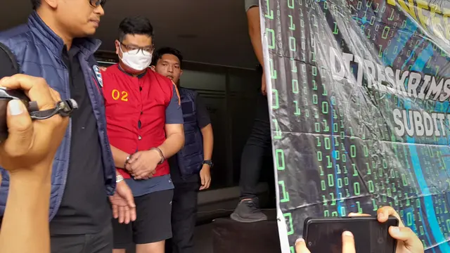 Polisi menahan Mohammad Iman Mahlil usai ditetapkan sebagai tersangka kasus dugaan penipuan modus memalsukan tampilan QRIS di sejumlah masjid.