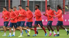 Gelandang baru Bayern Munchen, Philippe Coutinho (kedua kiri) melakukan pemanasan selama latihan di Munich, Jerman selatan (20/8/2019). Pemain asal Barcelona Philippe Coutinho dipinjam Munchen selama satu musim dengan biaya 8,5 juta euro atau sekitar Rp 134,3 miliar. (AFP Photo/Christof Stache)