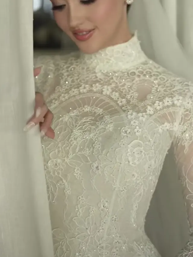 Ranty Maria saat Resmi Menikah dengan Rayn Wijaya kenakan gaun putih dipadu veil. [@andychunmakeup]