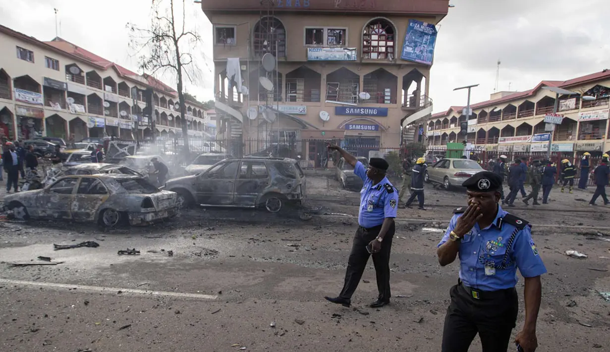 Sejumlah polisi setempat langsung memblokade lokasi meledaknya sebuah bom di pusat perbelanjaan di Abuja, Nigeria, (25/6/2014). (REUTERS/Afolabi Sotunde)
