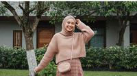 Rok Motif Kotak dan Sweater Crop Longgar. Gemini.Ai