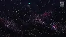 Ribuan penonton menyalakan flash ligt di ponselnya masing-masing saat malam penutupan Asian Games 2018 di Stadion GBK, Jakarta, Minggu (9/2). Hal ini menjadi unik dan menambah syahdu malam penutupan Asian Games 2018. (Liputan6.com/Helmi Fithriansyah)