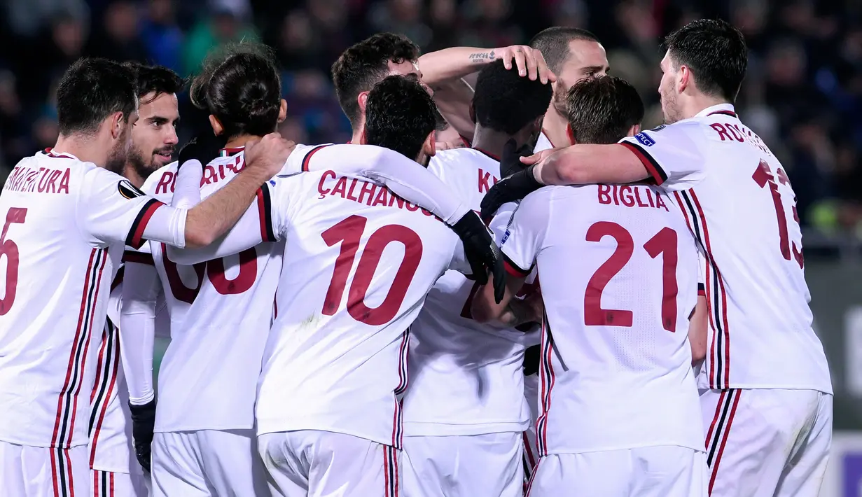 Pemain AC Milan berselebrasi setelah berhasil mencetak gol ke gawang  Ludogorets Razgrad pada laga leg pertama babak 32 besar Liga Europa di Ludogerts Arena, Jumat (16/2). AC Milan memetik kemenangan 3-0 atas tuan rumah Ludogorets. (NIKOLAY DOYCHINOV/AFP)