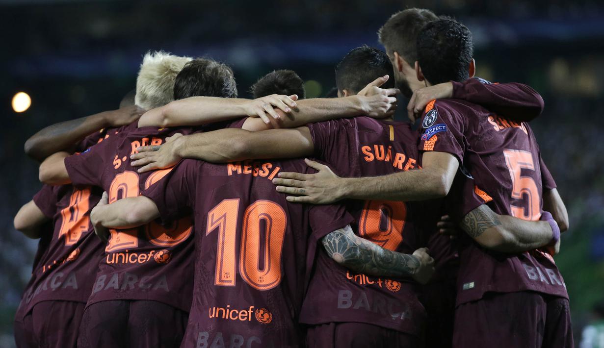 Para pemain Barcelona merayakan kemenangan atas Sporting Lisbon pada laga Liga Champions di Stadion Alvalade, Lisbon, Rabu (27/9/2017). Sporting kalah 0-1 dari Barcelona. (AFP/Armando Franca)