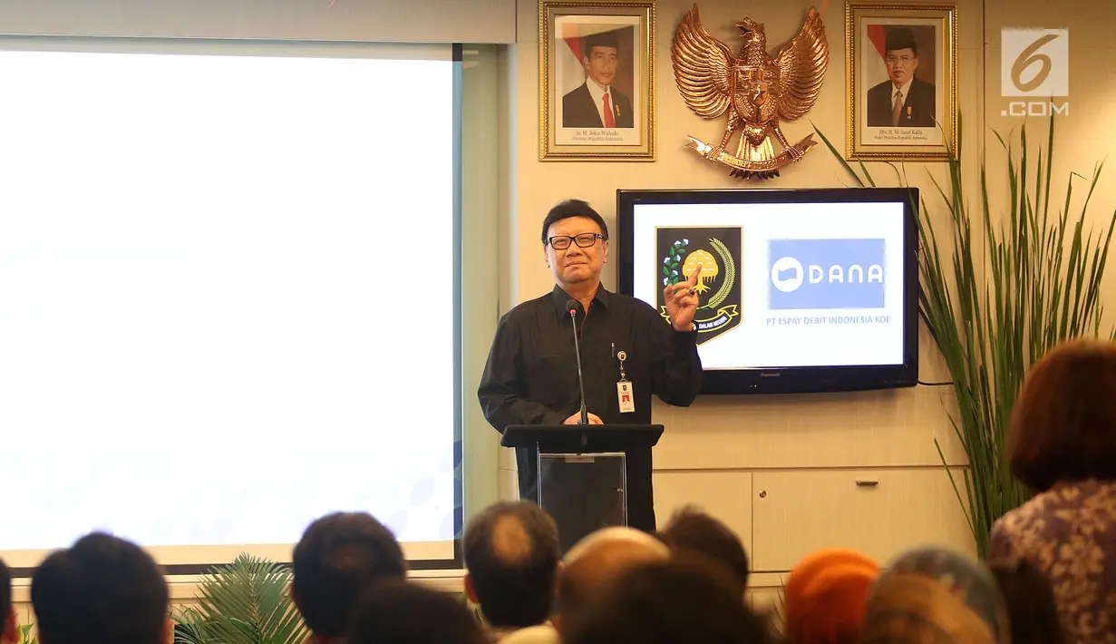 Mendagri Tjahyo Kumolo memberikan sambutan saat Sosialisasi Pemanfaatan Nomor Induk Kependudukan, Data Kependudukan, dan E KTP melalui Uji Coba Dompet digital DANA di SCTV Tower Jakarta, Jumat (13/7). (Liputan6.com/Angga Yuniar)
