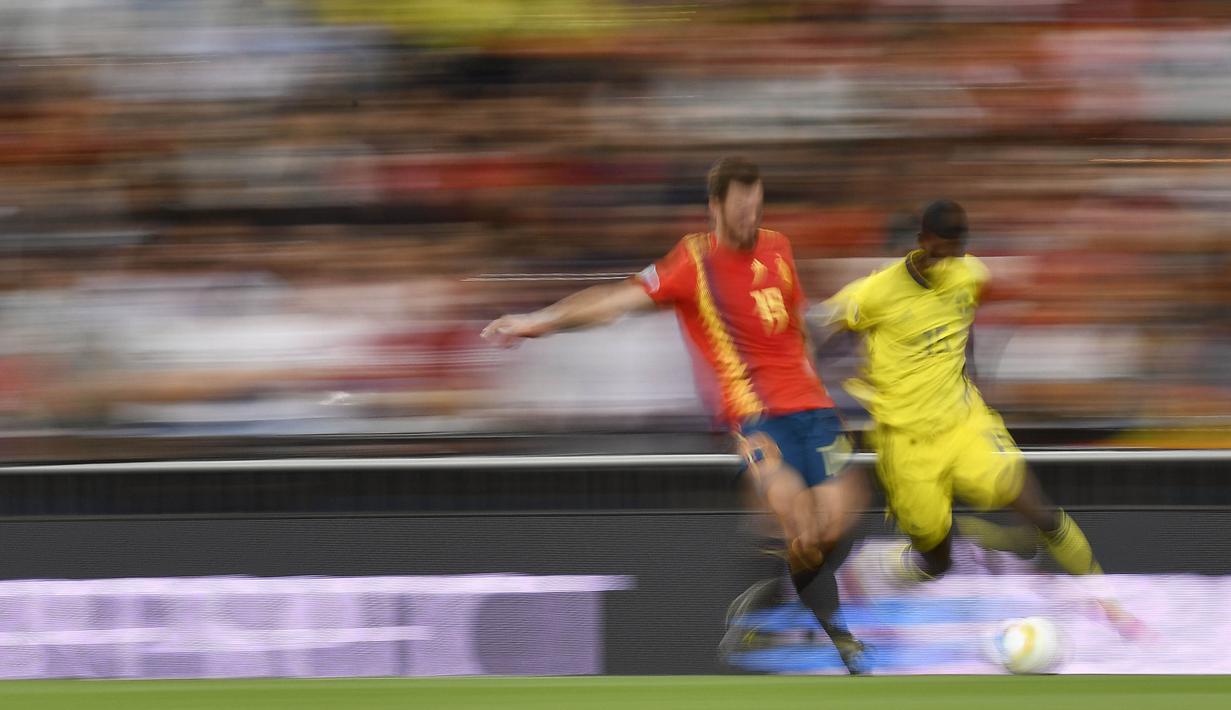 Gelandang Spanyol, Fabian Ruiz, berebut bola dengan striker Swedia, Alexander Isak, pada laga Kualifikasi Piala Eropa 2020 di Stadion Santiago Bernabeu, Madrid, Senin (10/6). Spanyol menang 3-0 atas Swedia. (AFP/Oscar Del Pozo)
