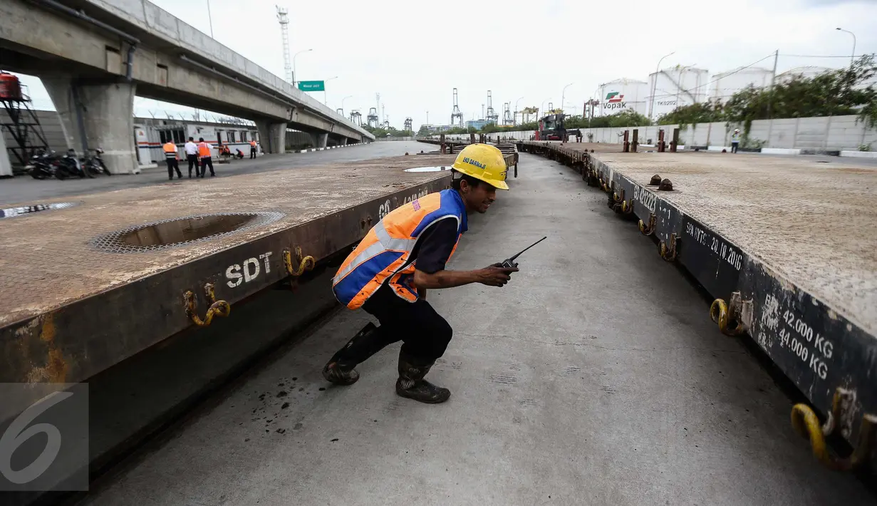 Pengoperasian kembali angkutan kereta api peti kemas rute Gedebage-Tanjung Priok diharapkan bisa menekan biaya logistik barang-barang yang diproduksi di wilayah Jawa Barat, Jakarta, Jumat (13/1). (Liputan6.com/Faizal Fanani)