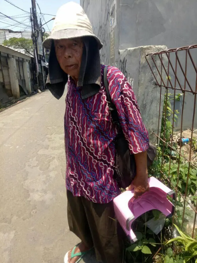 [Fimela] Kisah Kakek Tukang Sol Sepatu