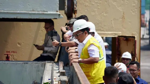 Proses bongkar muat beras impor dari Vietnam yang akan digunakan untuk pemenuhan stok Cadangan Beras Pemerintah (CBP). (Dok Bapanas)