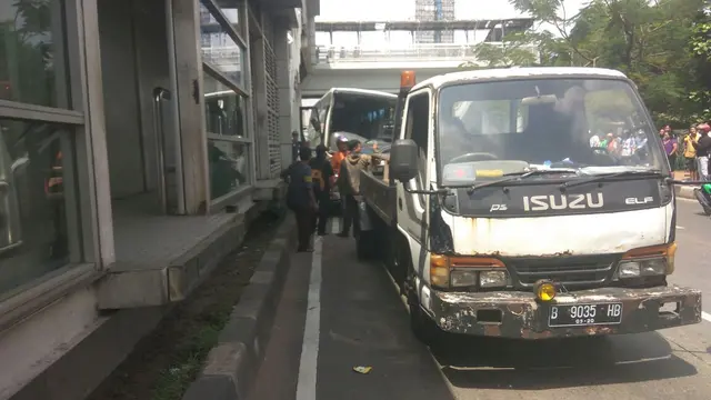 Bus Mayasari Bhakti yang sebabkan kecelakaan beruntun dideret (dok. Polres Jakarta Barat)