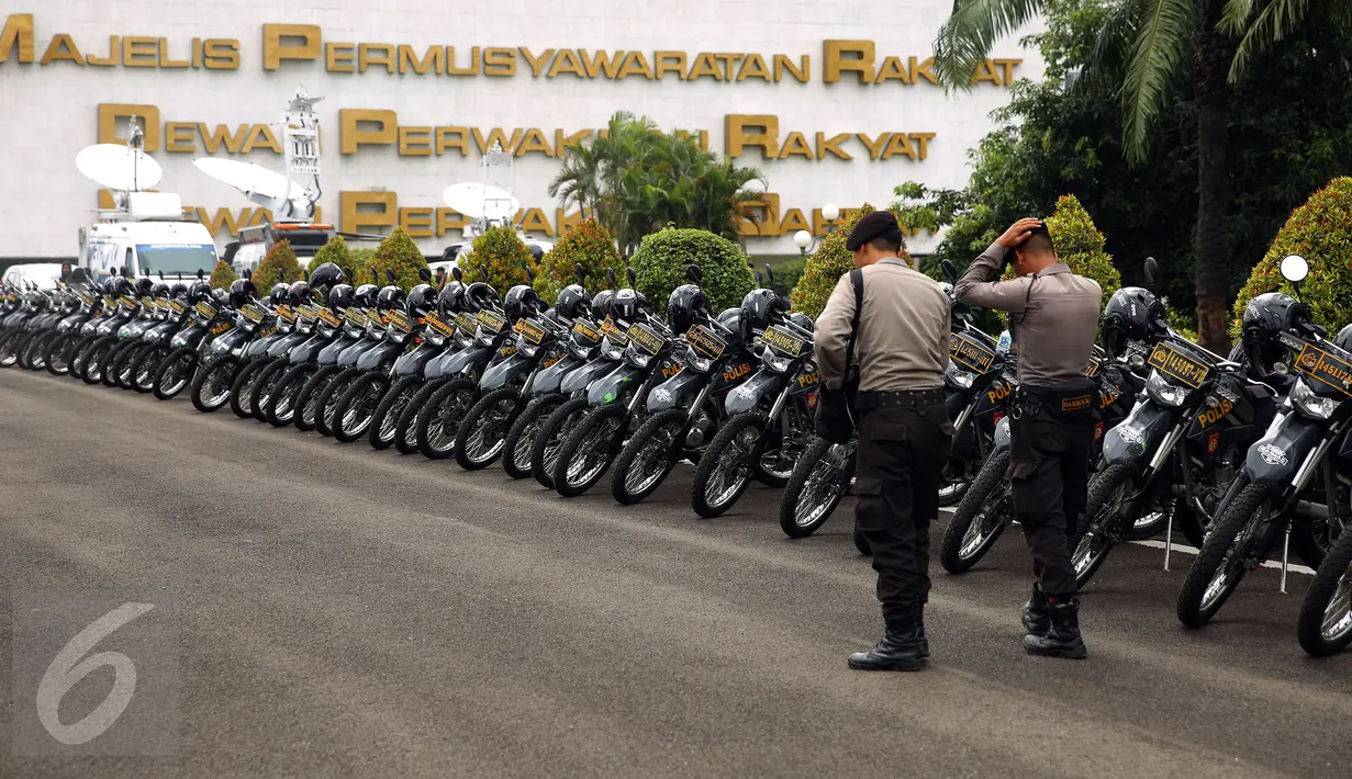 Motor petugas kepolisian berjaga di Kompleks Parlemen, Senayan, Jakarta, Jumat (25/11). Sebanyak 1.288 personel kepolisian bersiaga mengamankan gedung DPR/MPR terkait informasi unjuk rasa lanjutan yang dilakukan hari ini. (Liputan6.com/Johan Tallo)