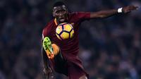 Bek AS Roma, Antonio Rudiger, berusaha mengontrol bola saat melawan Lazio pada semifinal Copa Italia di Stadion Olimpico, Roma, Rabu (1/3/2017). (AFP/Filippo Monteforte)