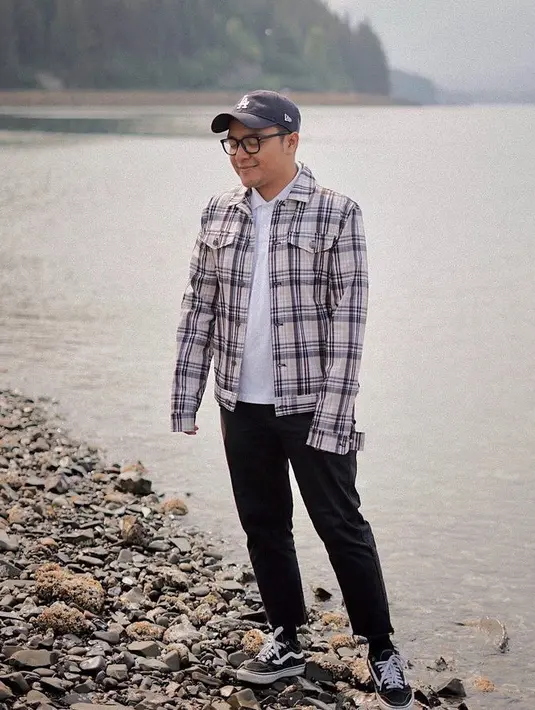 Ia pun tampil mengenakan jaket bermotif geometris dengan polo shirt putih. Dipadukan celana hitam dan sepatu vans. (@geofannytambunan)